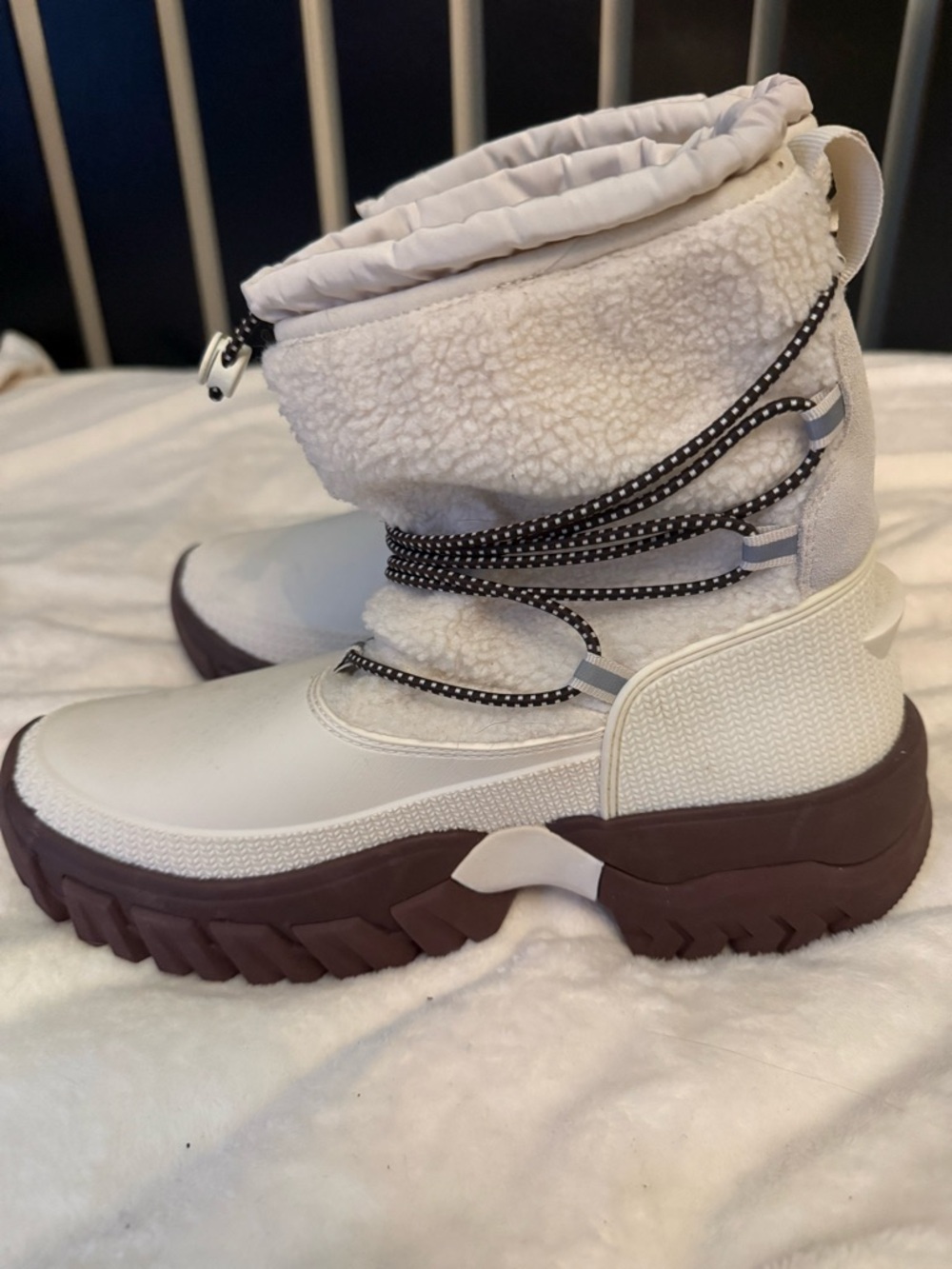 Hunter Women’s White Sherpa Winter Boots - Picture 5 of 8